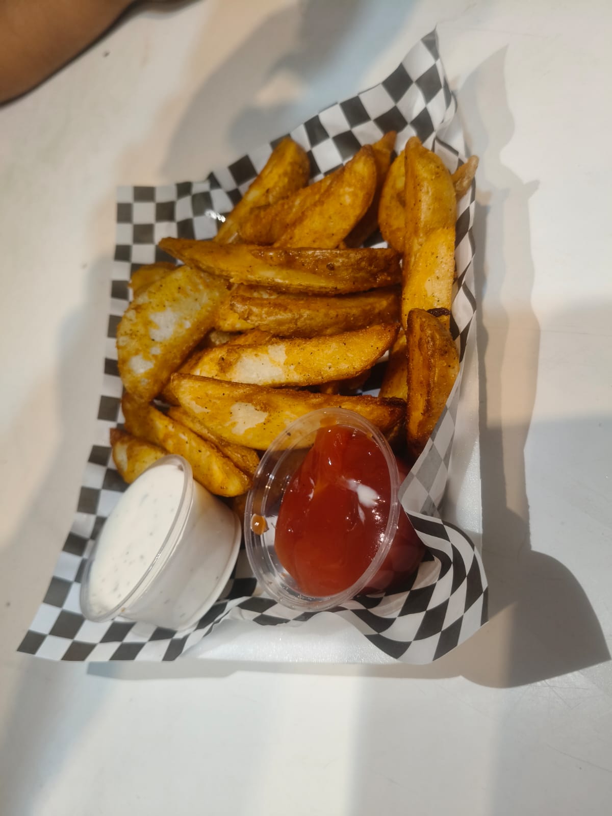 Las Sabrosanas - Papas de gajo con ranch y catsup