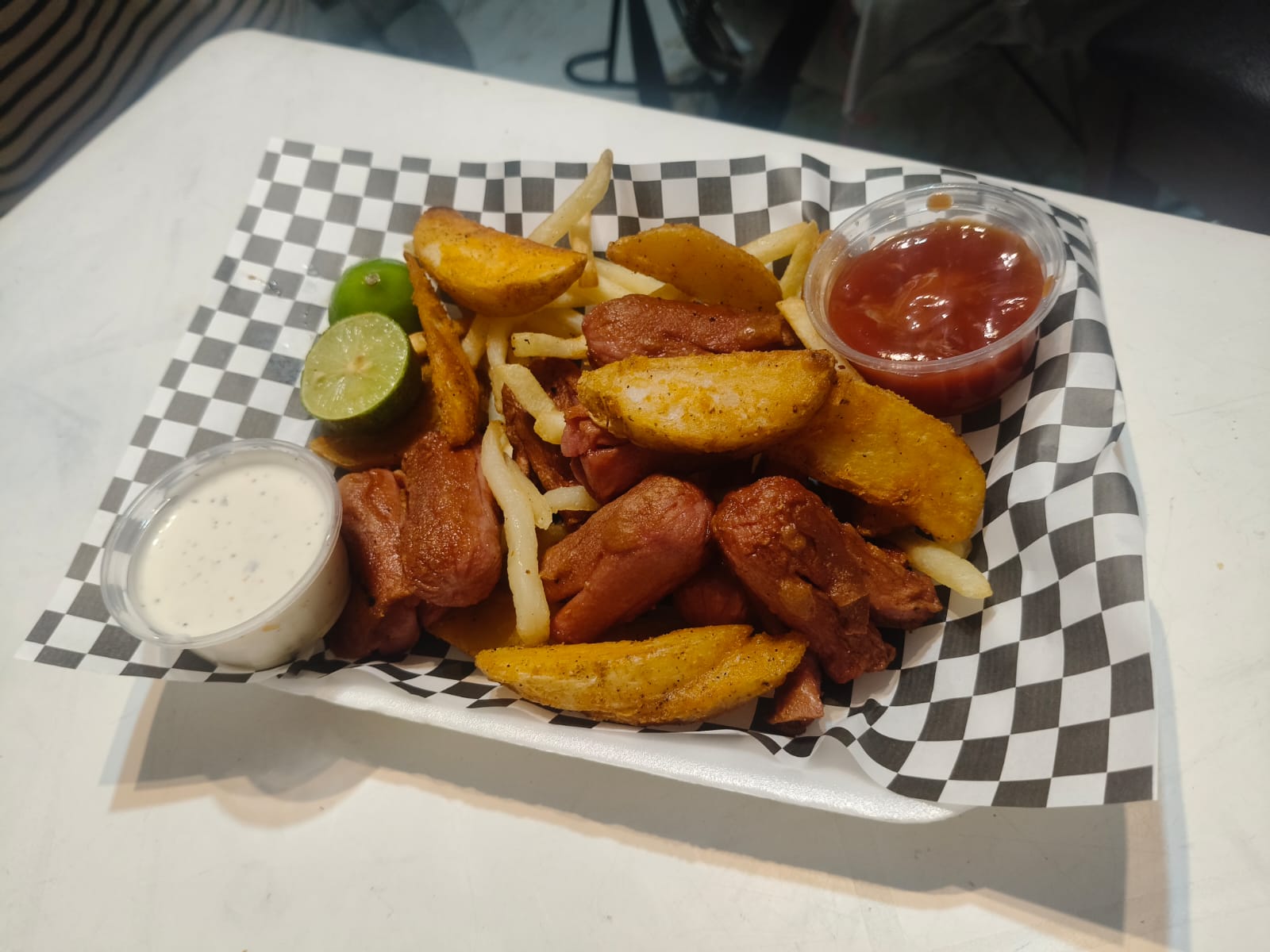 Salchipapas Alexis - Salchichas asadas con papas francesa y gajo