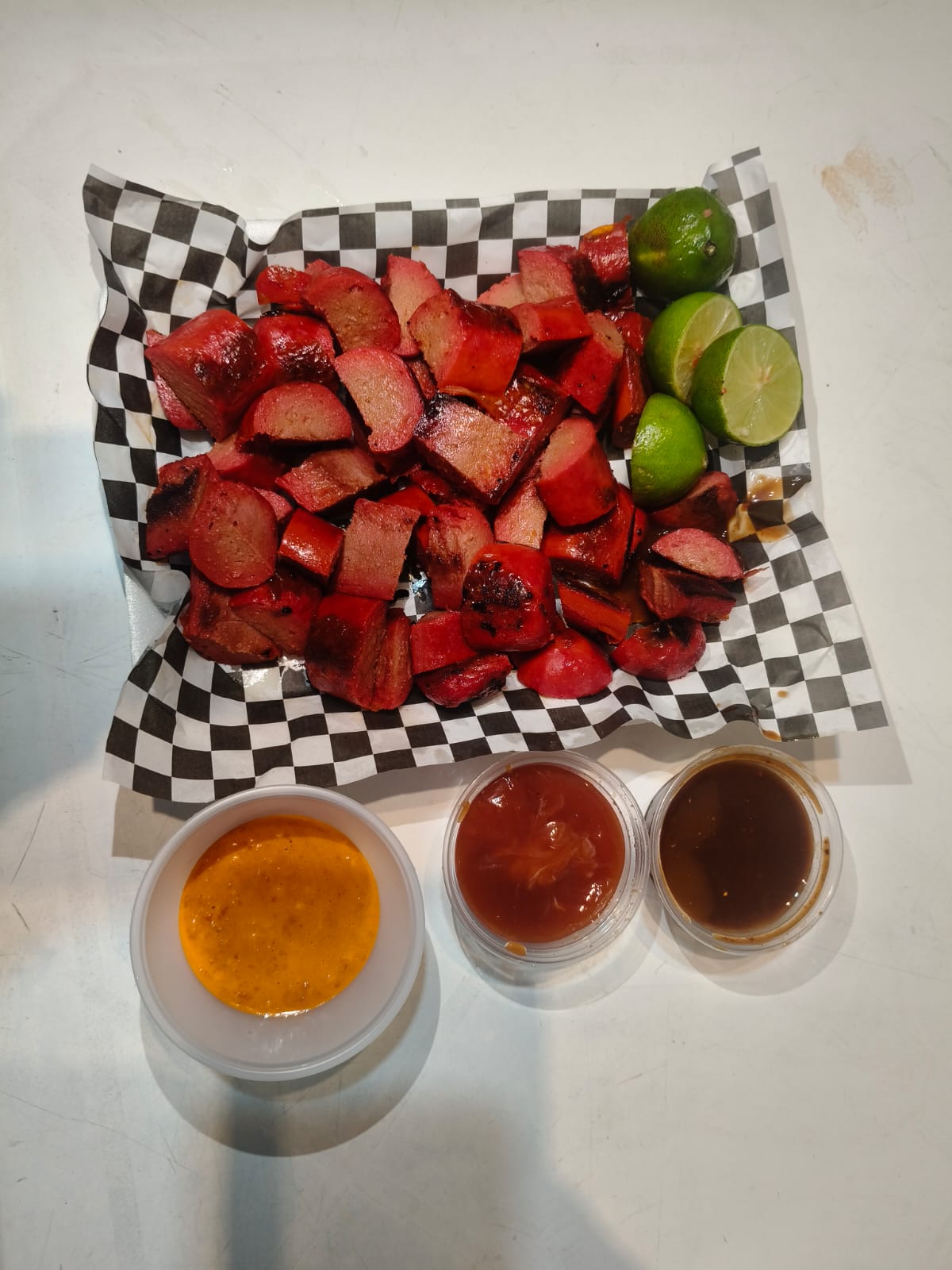 Las Don Temo Especiales - Salchichas asadas con salsas y limones